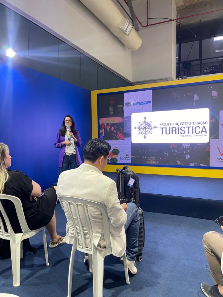 Marcela Saad, nossa fundadora, em palestra sobre como criar experiências memoráveis.